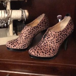 Gently Loved  ❤️ Gorgeous Leopard Booties